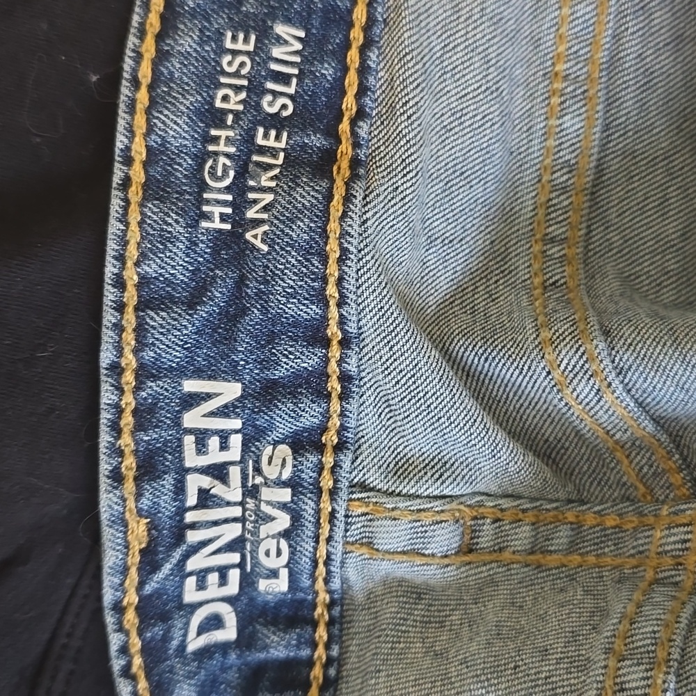 EUC Denizen Levi's Distressed Jeans - Picture 4 of 5